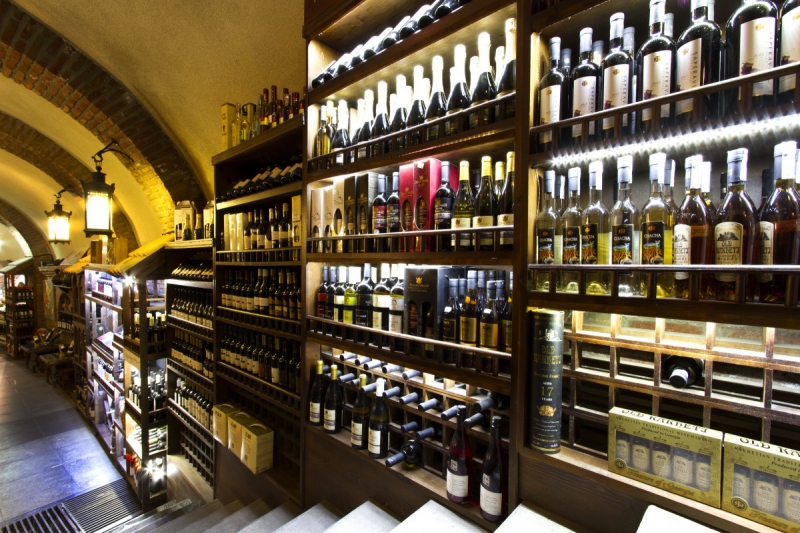 boutique-MOUGINS-min_world_street_travel_shop_canon_georgia_wine_bottles-429767